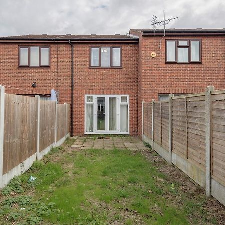 Lovely House In Dagenham / Barking With Free Parking, Wifi & Garden Zewnętrze zdjęcie