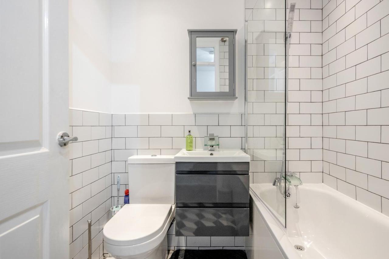 Lovely House In Dagenham / Barking With Free Parking, Wifi & Garden Zewnętrze zdjęcie