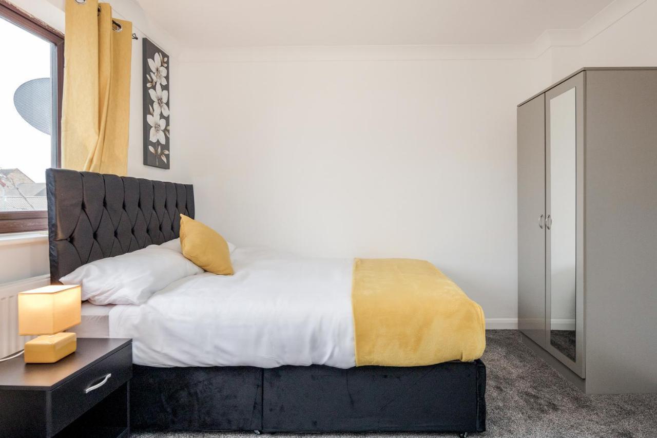Lovely House In Dagenham / Barking With Free Parking, Wifi & Garden Zewnętrze zdjęcie