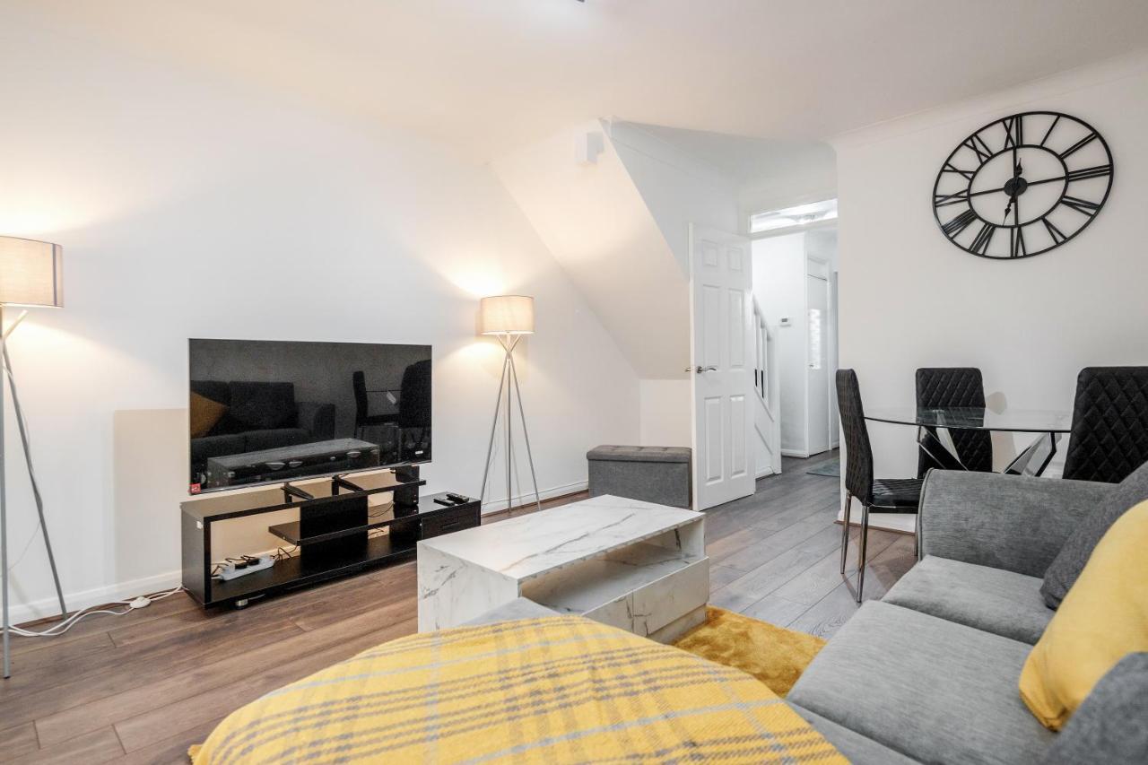 Lovely House In Dagenham / Barking With Free Parking, Wifi & Garden Zewnętrze zdjęcie