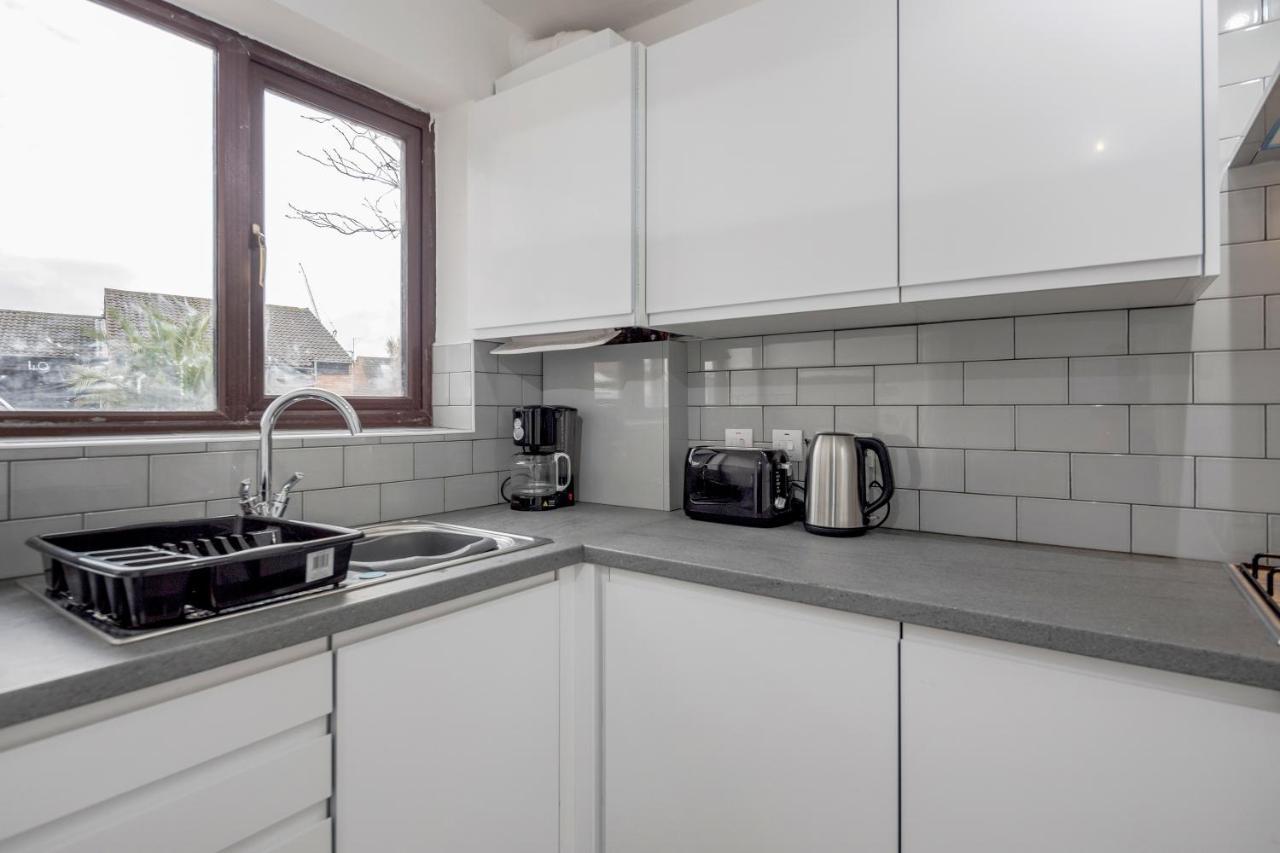 Lovely House In Dagenham / Barking With Free Parking, Wifi & Garden Zewnętrze zdjęcie