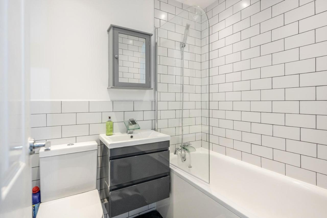 Lovely House In Dagenham / Barking With Free Parking, Wifi & Garden Zewnętrze zdjęcie