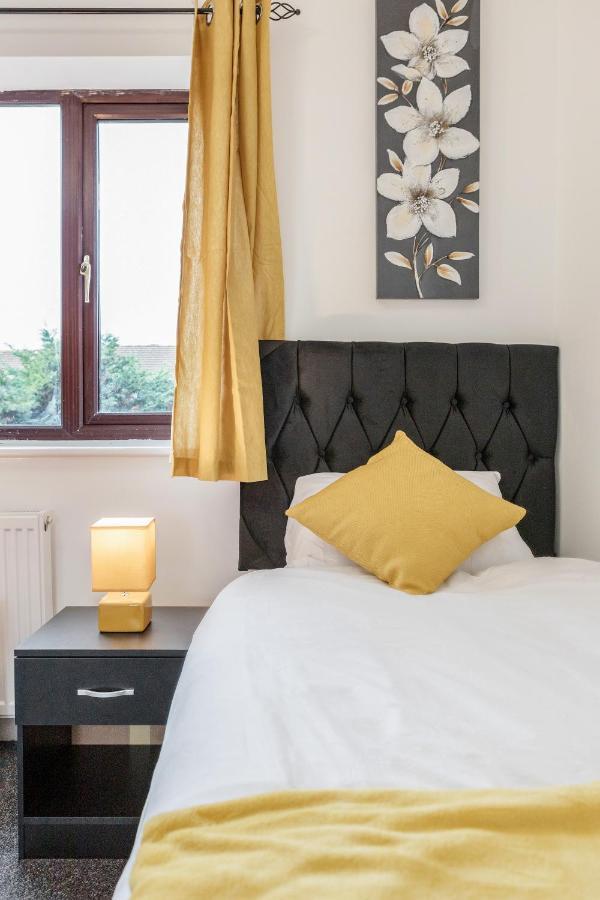 Lovely House In Dagenham / Barking With Free Parking, Wifi & Garden Zewnętrze zdjęcie