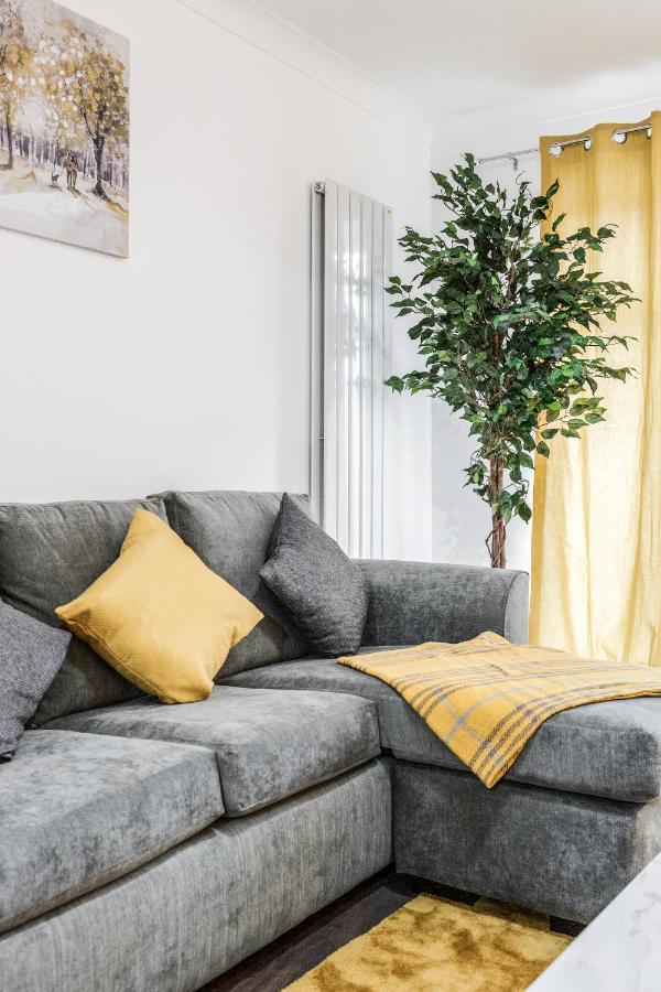 Lovely House In Dagenham / Barking With Free Parking, Wifi & Garden Zewnętrze zdjęcie