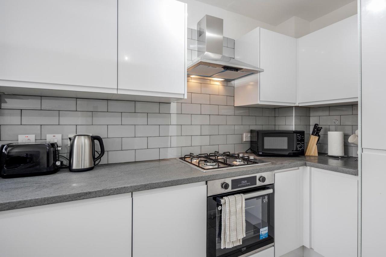 Lovely House In Dagenham / Barking With Free Parking, Wifi & Garden Zewnętrze zdjęcie