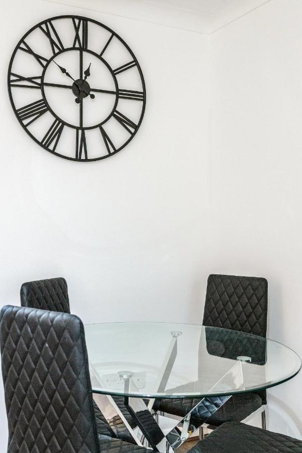 Lovely House In Dagenham / Barking With Free Parking, Wifi & Garden Zewnętrze zdjęcie