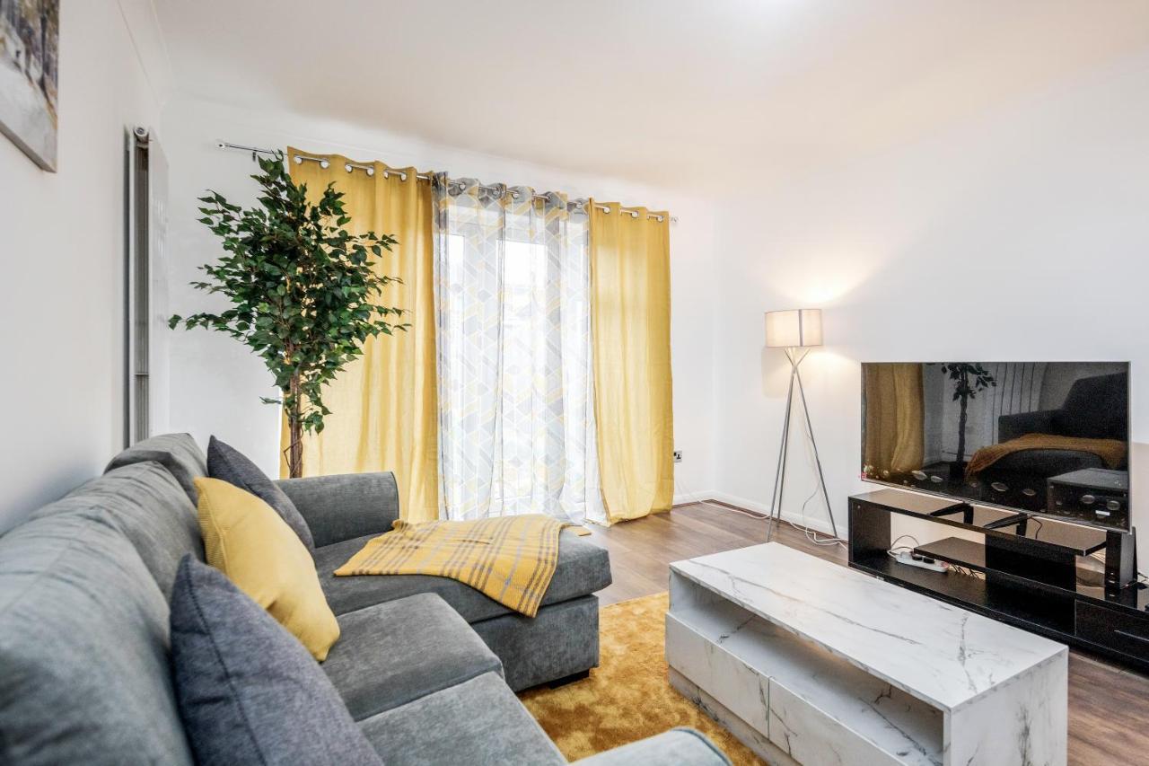 Lovely House In Dagenham / Barking With Free Parking, Wifi & Garden Zewnętrze zdjęcie