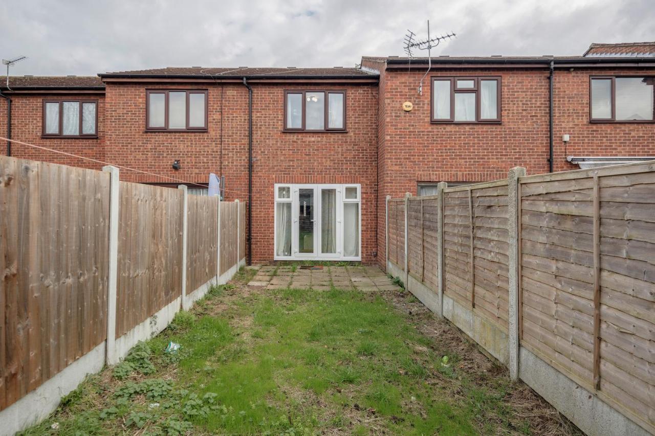Lovely House In Dagenham / Barking With Free Parking, Wifi & Garden Zewnętrze zdjęcie