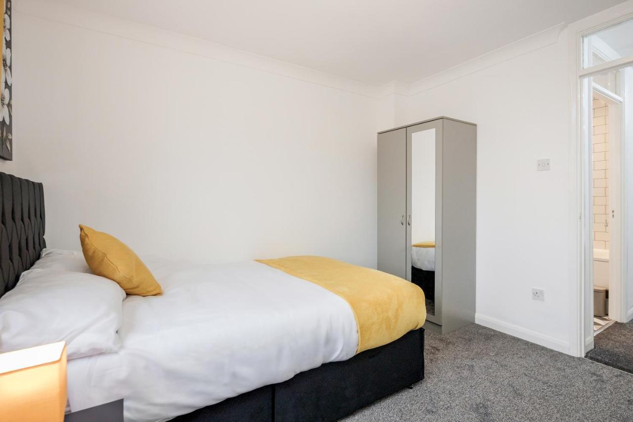 Lovely House In Dagenham / Barking With Free Parking, Wifi & Garden Zewnętrze zdjęcie