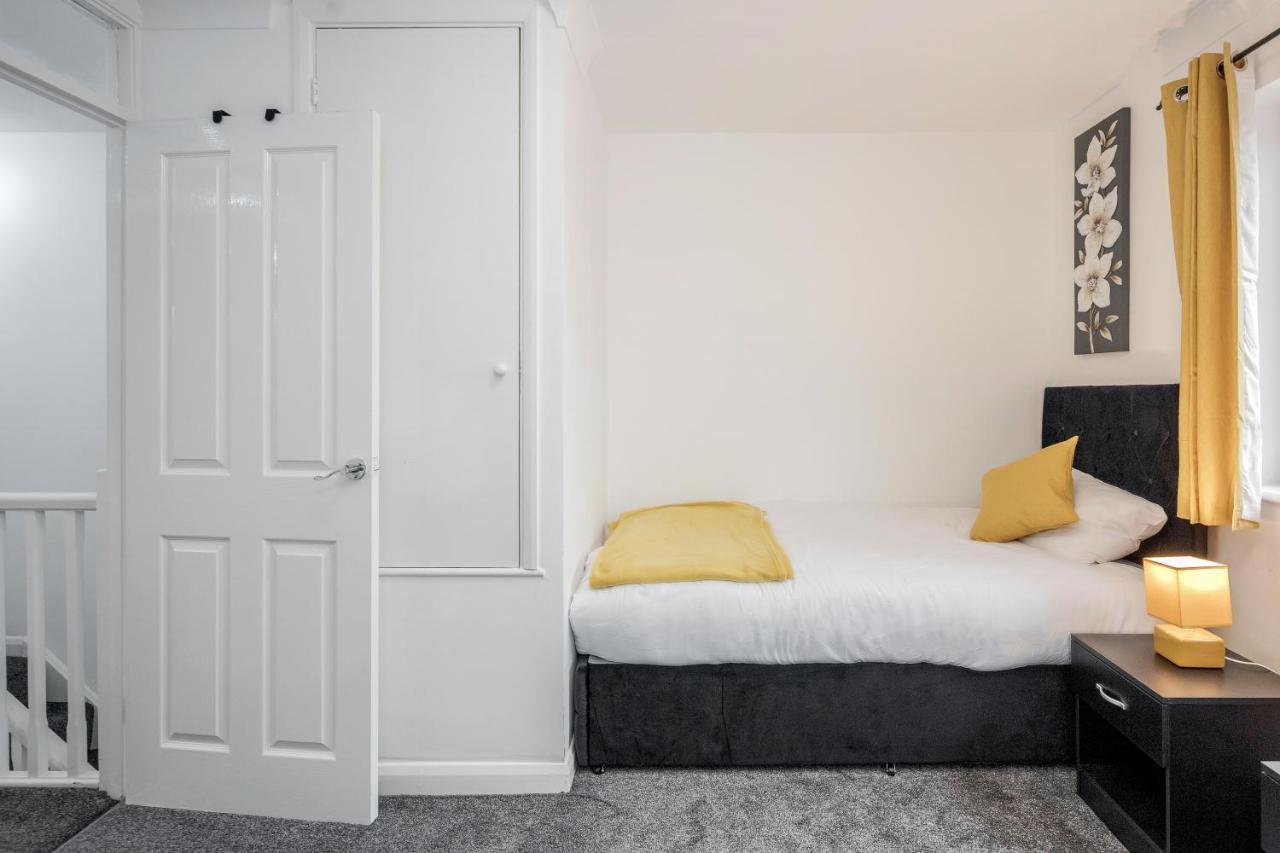 Lovely House In Dagenham / Barking With Free Parking, Wifi & Garden Zewnętrze zdjęcie