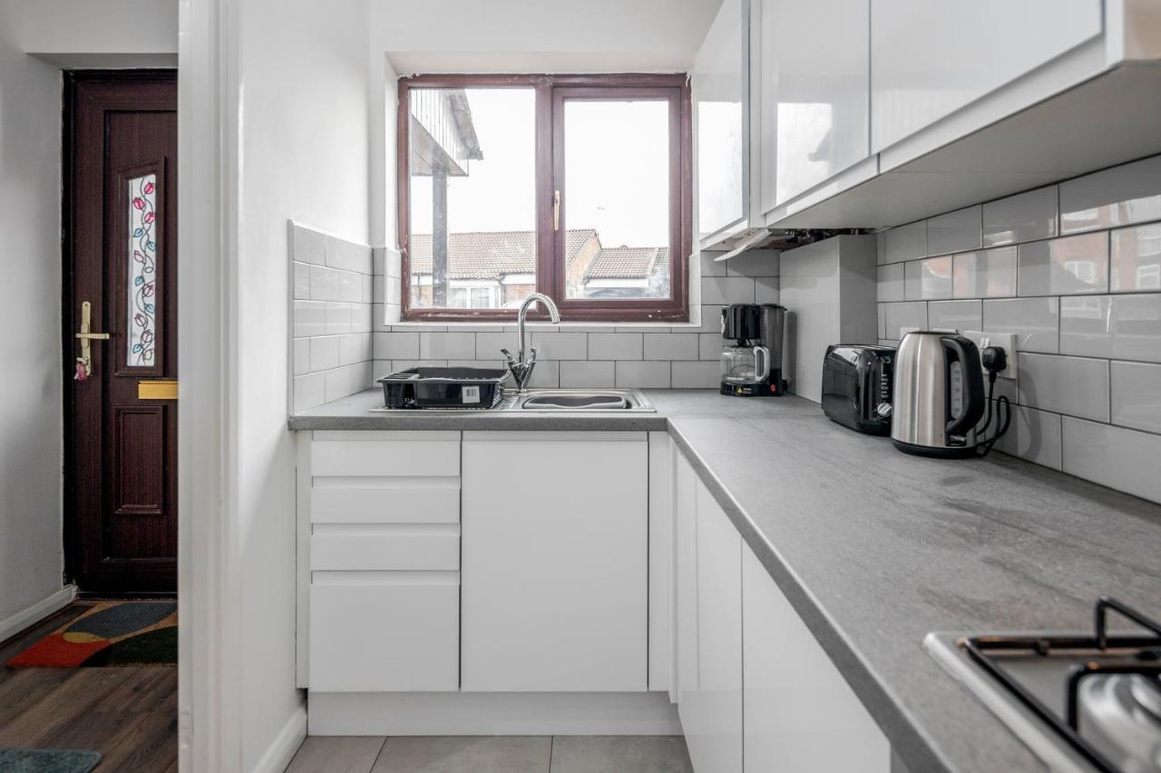 Lovely House In Dagenham / Barking With Free Parking, Wifi & Garden Zewnętrze zdjęcie