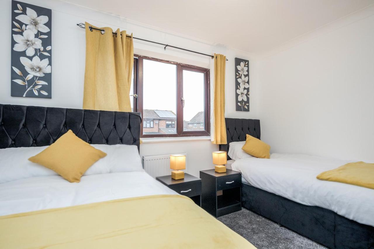 Lovely House In Dagenham / Barking With Free Parking, Wifi & Garden Zewnętrze zdjęcie
